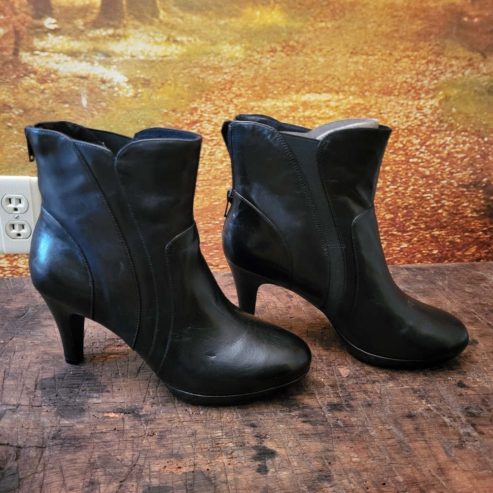 Clarks Indigo new black leather boots with back zipper size 8